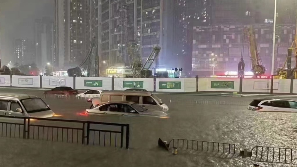 強颱風「海葵」於2023年9月初吹襲內地期間,深圳暴雨,多區出現嚴重水浸。資料圖片 強颱風「海葵」於2023年9月初吹襲內地期間,深圳暴雨,多區出現嚴重水浸。資料圖片