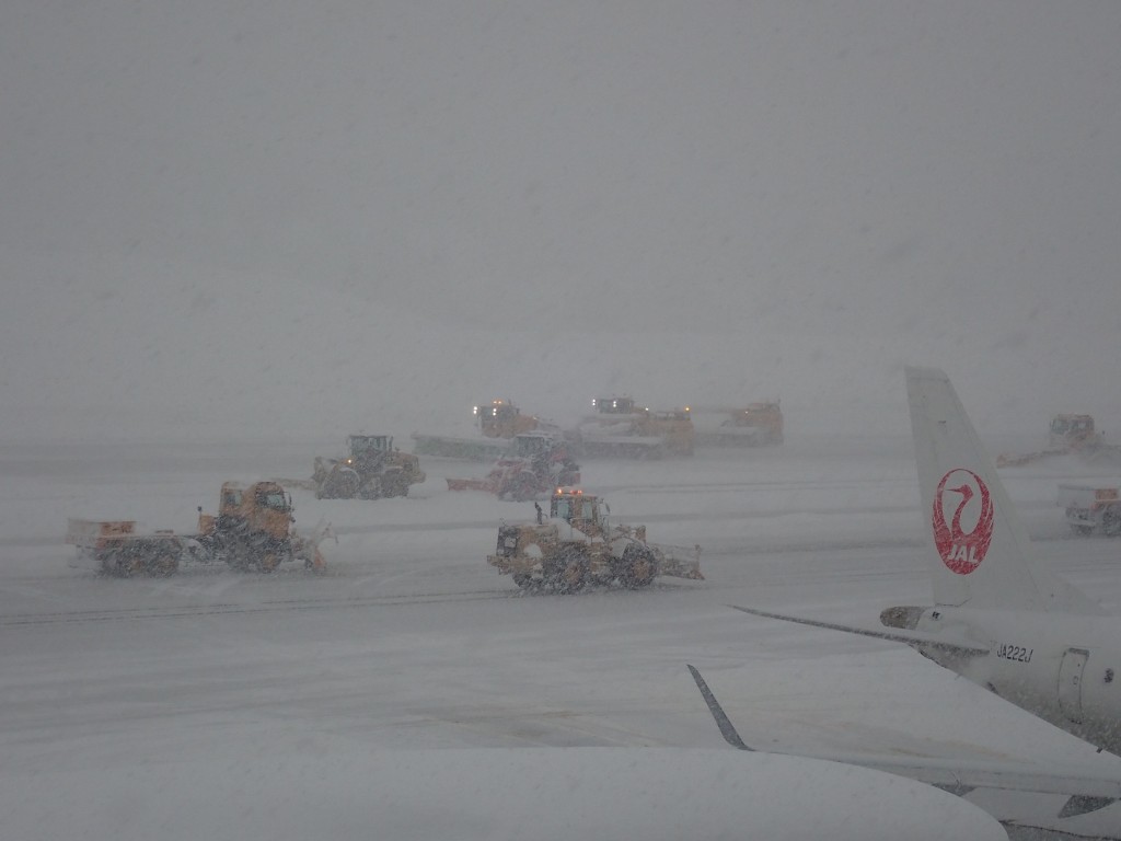 青森機場進行剷雪作業。（X@aomori_airport）