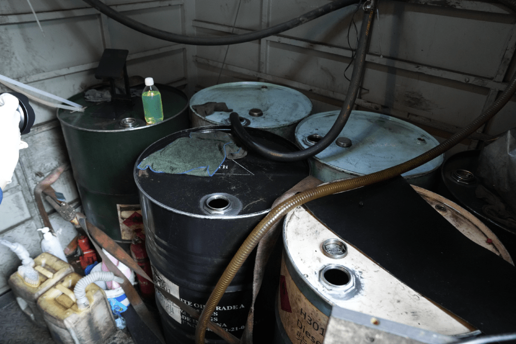 圖示行動中檢獲的部分非法燃油。