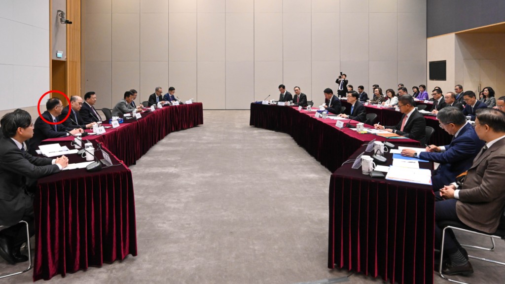 夏寶龍與特區政府高層座談，農融（紅圈）坐在鄭雁雄身邊。（政府新聞處）