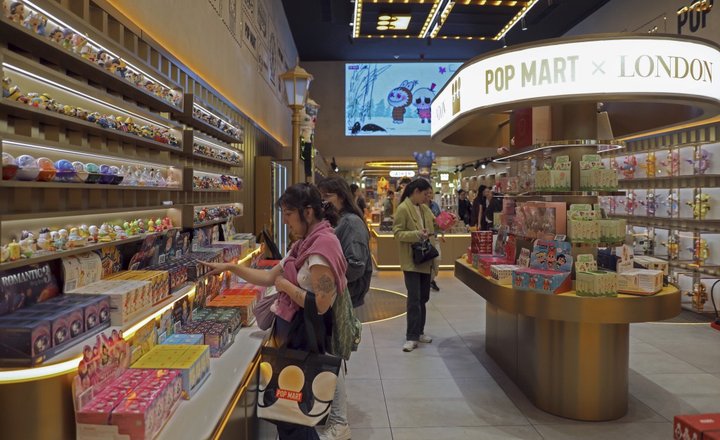 Pop Mart宣布全英暫時下架Labubu。新華社