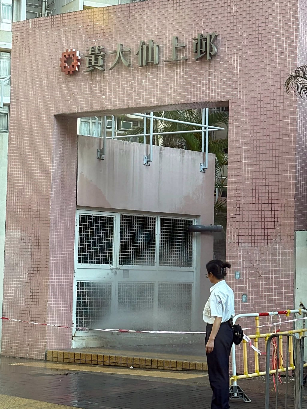 黃大仙上邨爆鹹水管。fb:黃大仙區友 黃大仙上邨爆鹹水管。fb:黃大仙區友