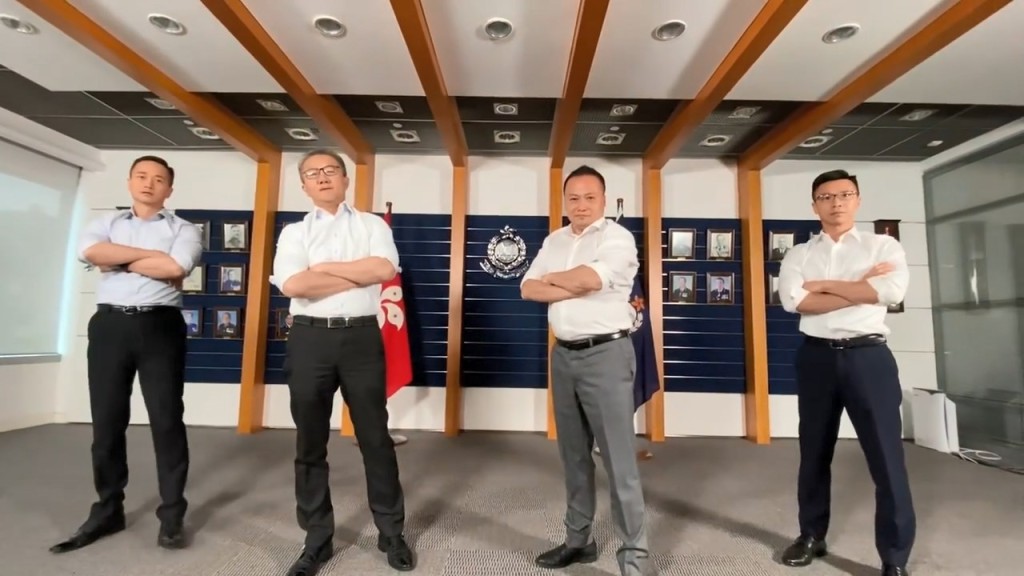 警務處處長蕭澤頤聯同一眾警隊高層為慈善挑戰「55秒Push Up」。由左至右：警務處助理處長(公共關係)陳東、蕭澤頤、國安處處長江學禮、高級警司梁仲文