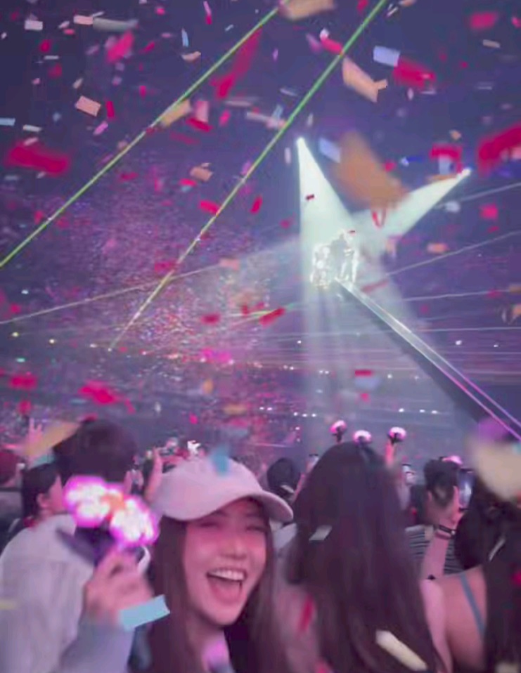 戴祖儀亦有睇GD香港騷,更跟着偶像歌聲興奮狂舞。 戴祖儀亦有睇GD香港騷,更跟着偶像歌聲興奮狂舞。
