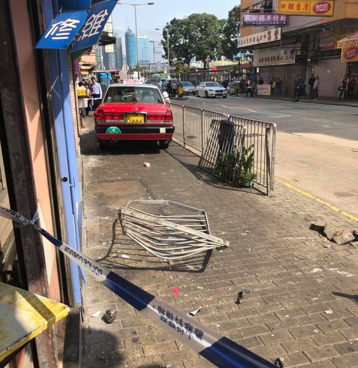 的士与另一辆的士相撞后撞上行人路。网民林子奇图片