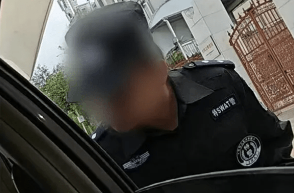 嫌疑人身穿假警服行騙。澎湃新聞