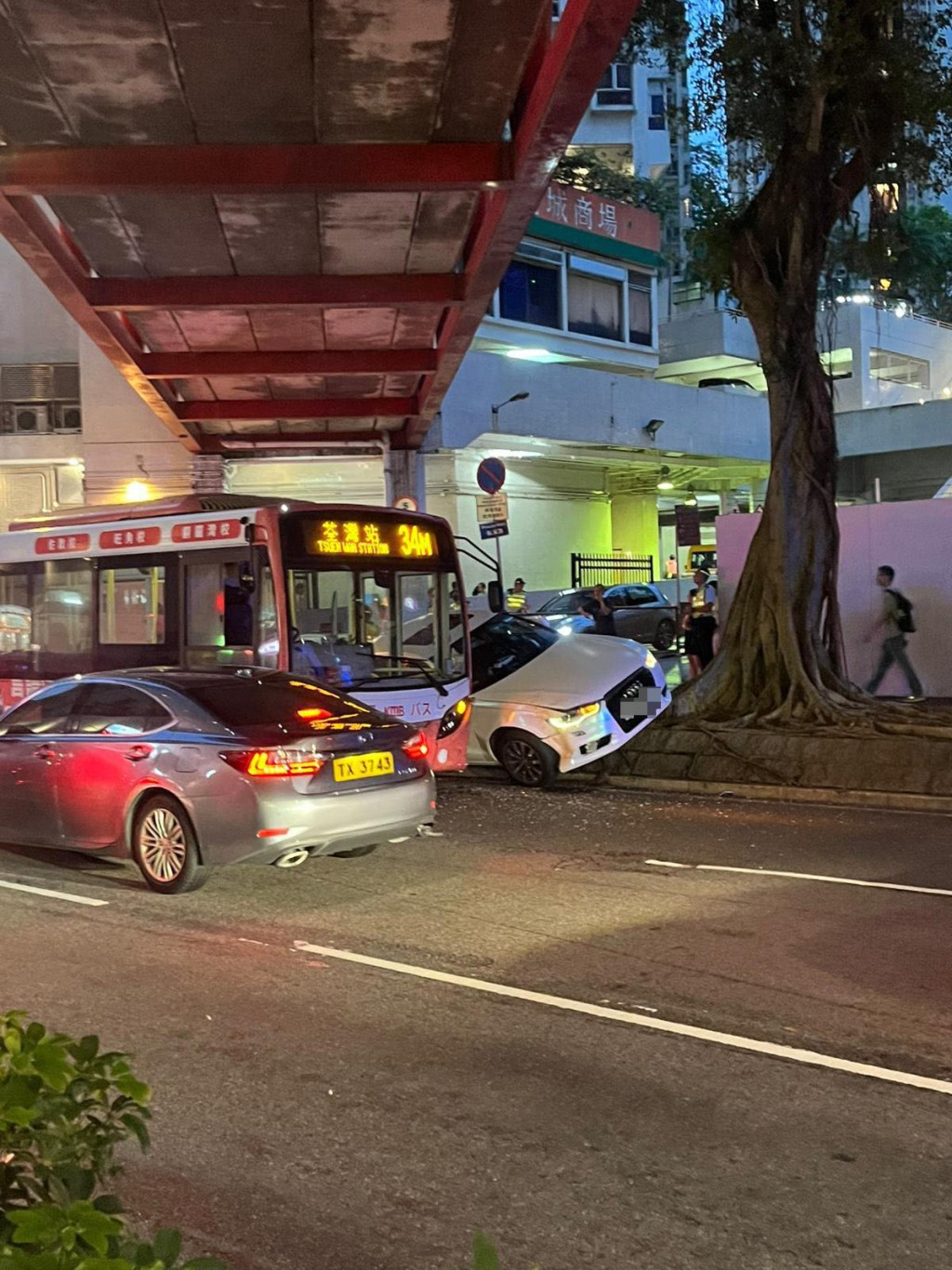 一輛開往荃灣站的34M單層巴士與私家車發生相撞。網上圖片 一輛開往荃灣站的34M單層巴士與私家車發生相撞。網上圖片