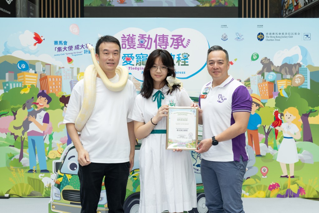 周一鳴頒發感謝狀予十一間𠎀出的「寵愛閣」學校。 周一鳴頒發感謝狀予十一間𠎀出的「寵愛閣」學校。