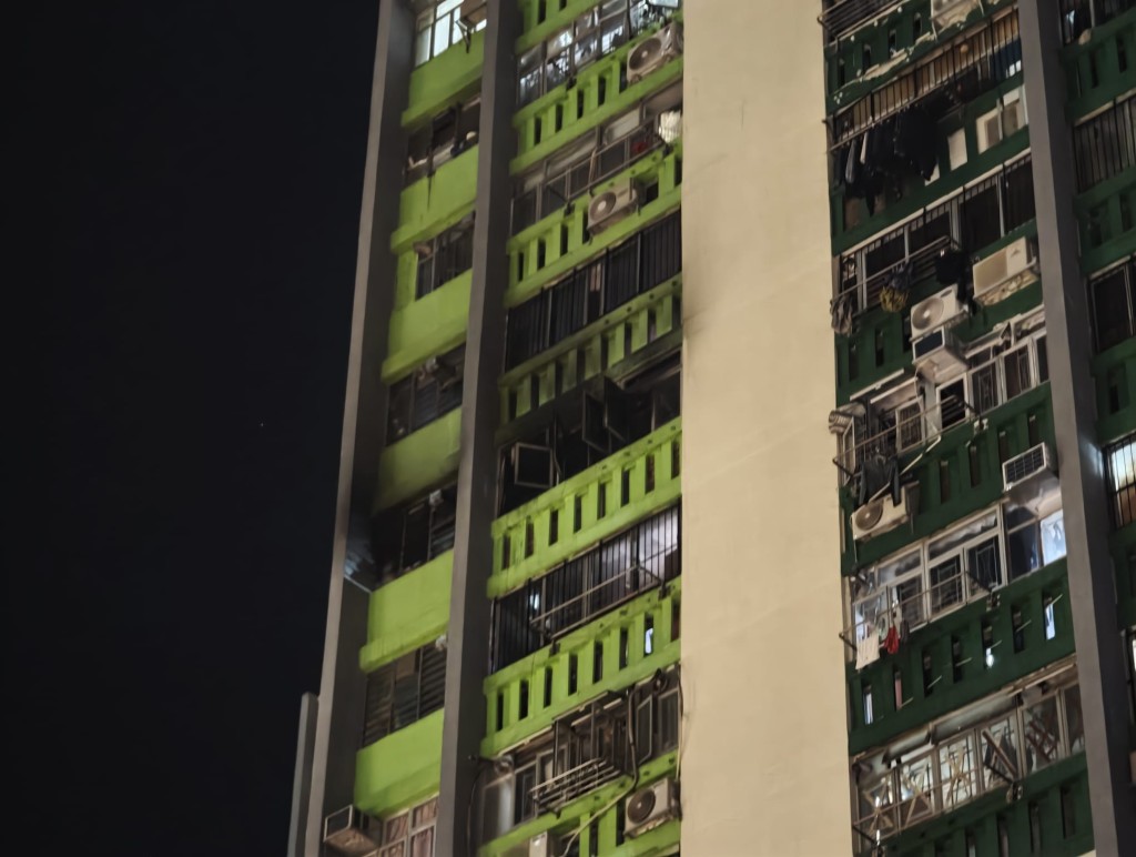 周五（2日）晚上11時許，警方接獲多人報案，指麗瑤邨富瑤樓一單位起火，消防趕至後拖喉灌救。蔡楚輝攝