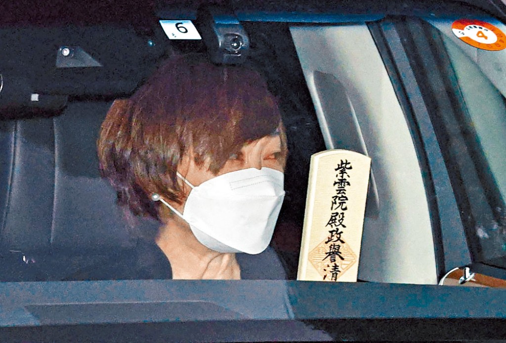 安倍昭惠持靈牌隨靈車離開增上寺。