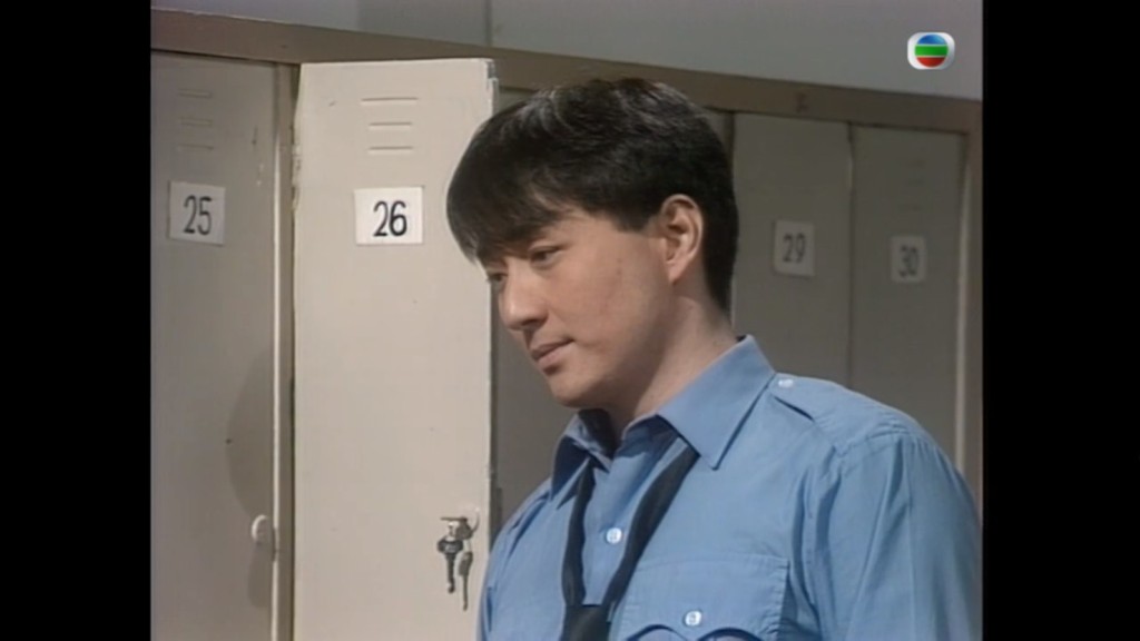 吴岱融于《天若有情》中演警察。
