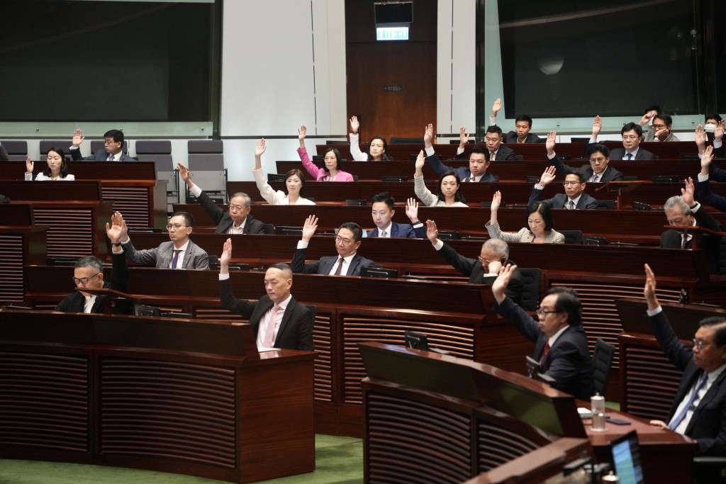 立法会三读通过区议会改革方案，88名议员赞成，无人弃权或反对。苏正谦摄