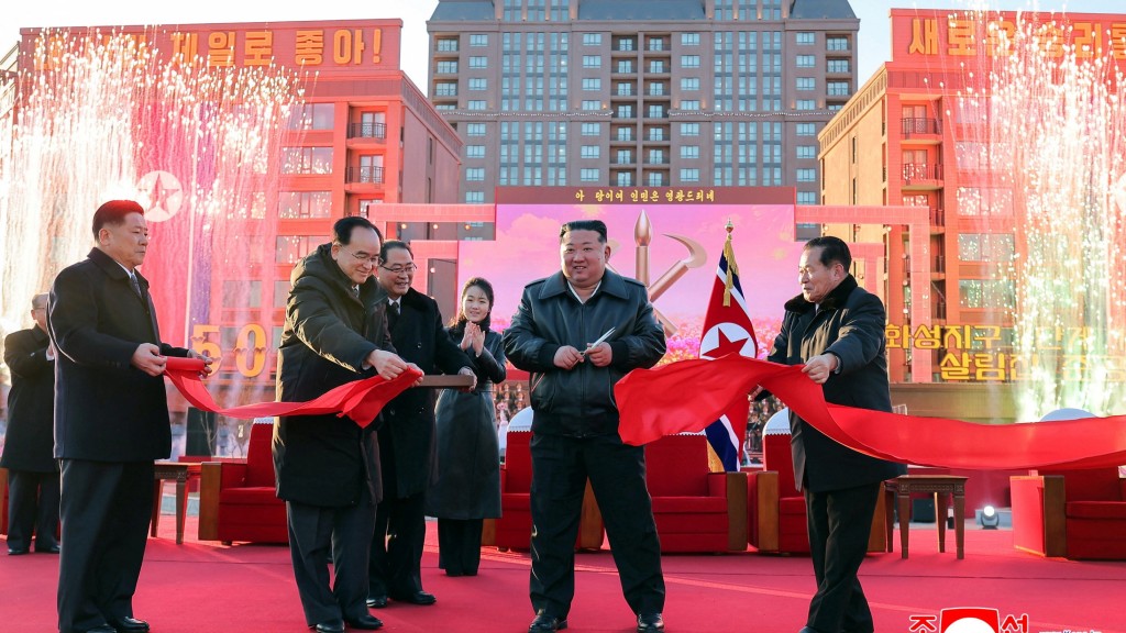 金正恩攜女兒金主愛出席平壤和盛地區「晨星大街」竣工儀式。 路透社