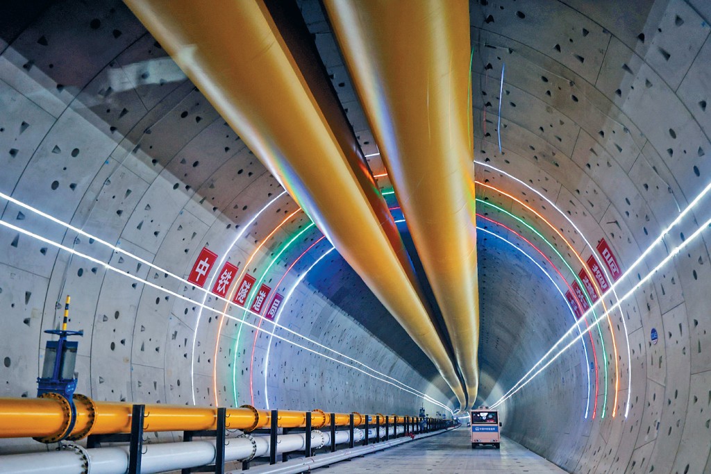 去年4月，崇太長江隧道內景。