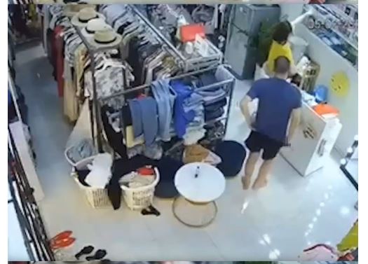 越南服飾店女老闆奪30cm長刀智取淫狼 。  Twitter截圖