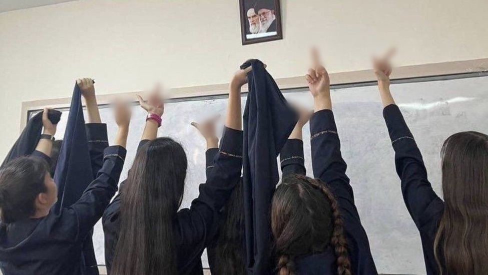伊朗女學生脫頭巾抗議。