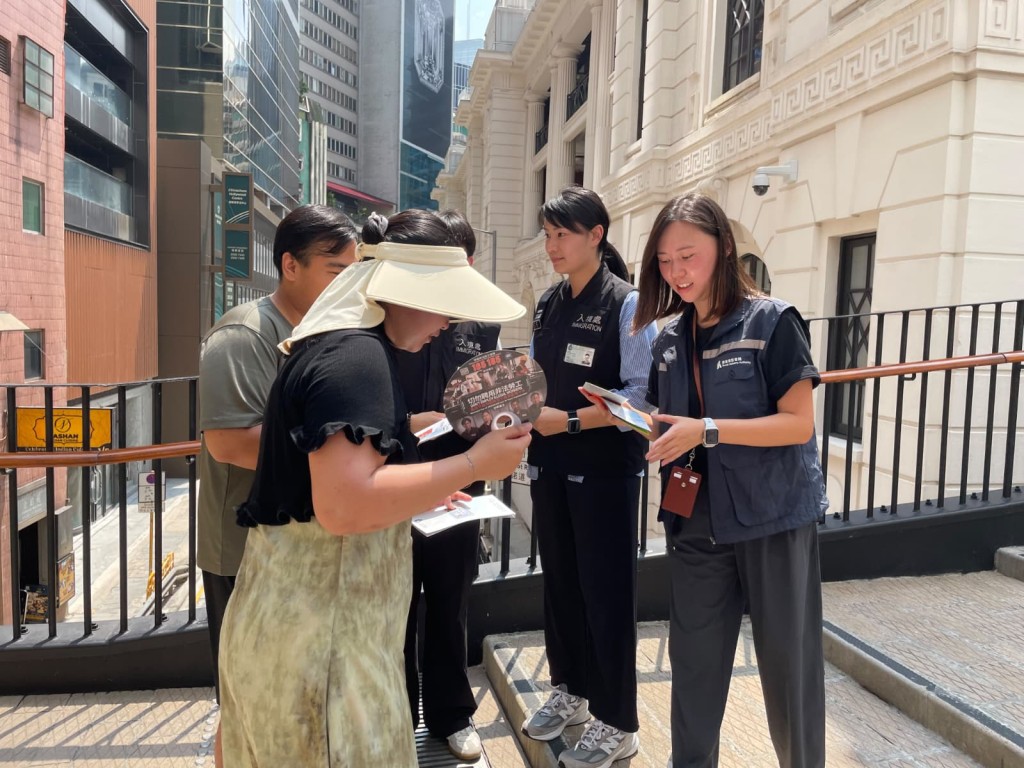 入境處及旅監局人員向市民及旅客派發宣傳單張，呼籲切勿聘用非法領隊或導遊。