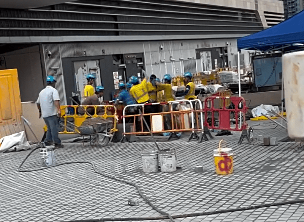 地盤大混戰，兩幫人馬大打出手。fb：香港人
