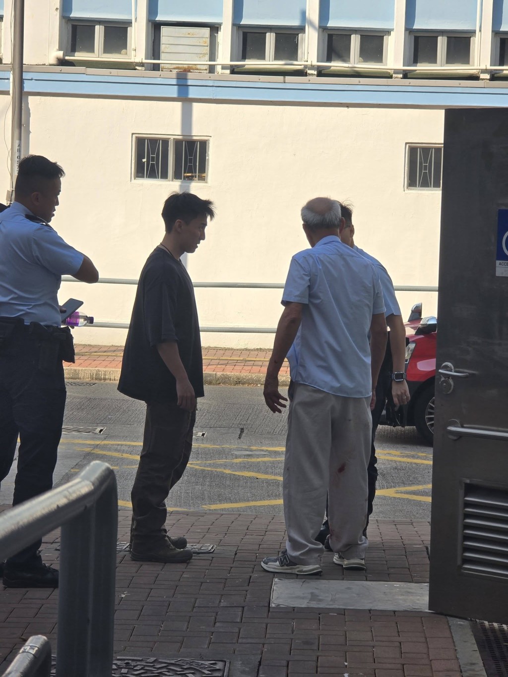 警方到場,將兩名老翁雙雙拘捕。FB:Katrina Au@彩虹邨 警方到場,將兩名老翁雙雙拘捕。FB:Katrina Au@彩虹邨