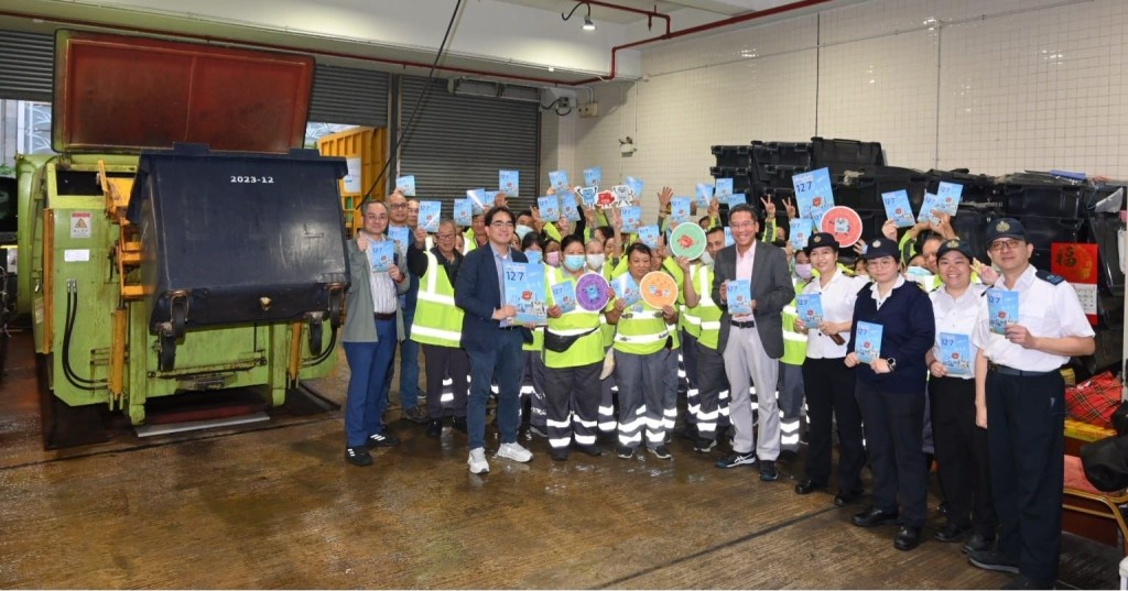 食環署署長吳文傑及副署長向前線員工派發立法會選舉單張。 食環署署長吳文傑及副署長向前線員工派發立法會選舉單張。