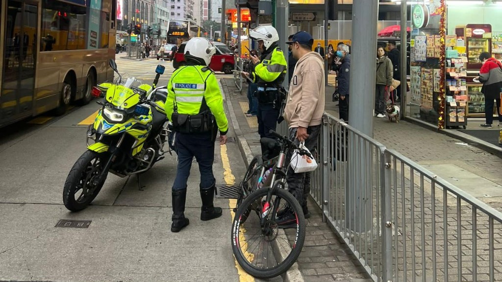 警港島一連兩日打擊電動單車及單車違例。警方圖片
