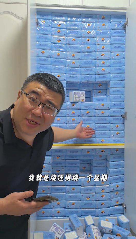 西安有妇人失控买卫生纸，被丈夫抱怨。抖音＠一本逗