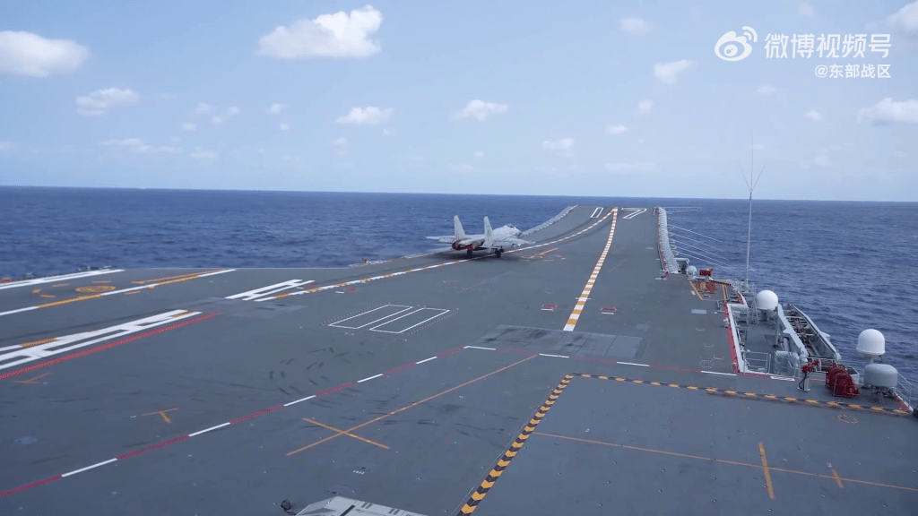 海军17舰编队参加了今天的演练，山东舰载战机起降画面曝光。