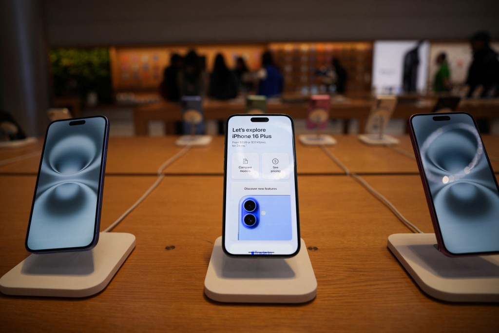 特朗普警告，若苹果未在美国生产iPhone，将面临至少25%的高额关税。路透社