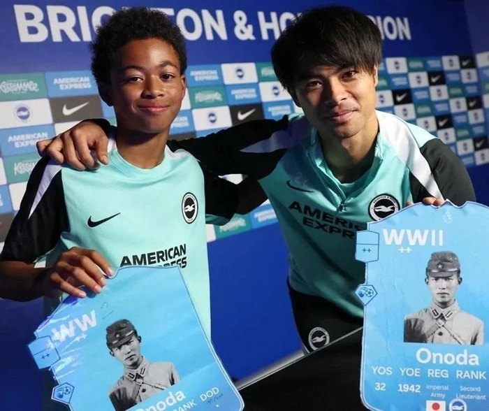 三笘薰與一青年球員合照時，兩人手持印有小野田寬郎照片。