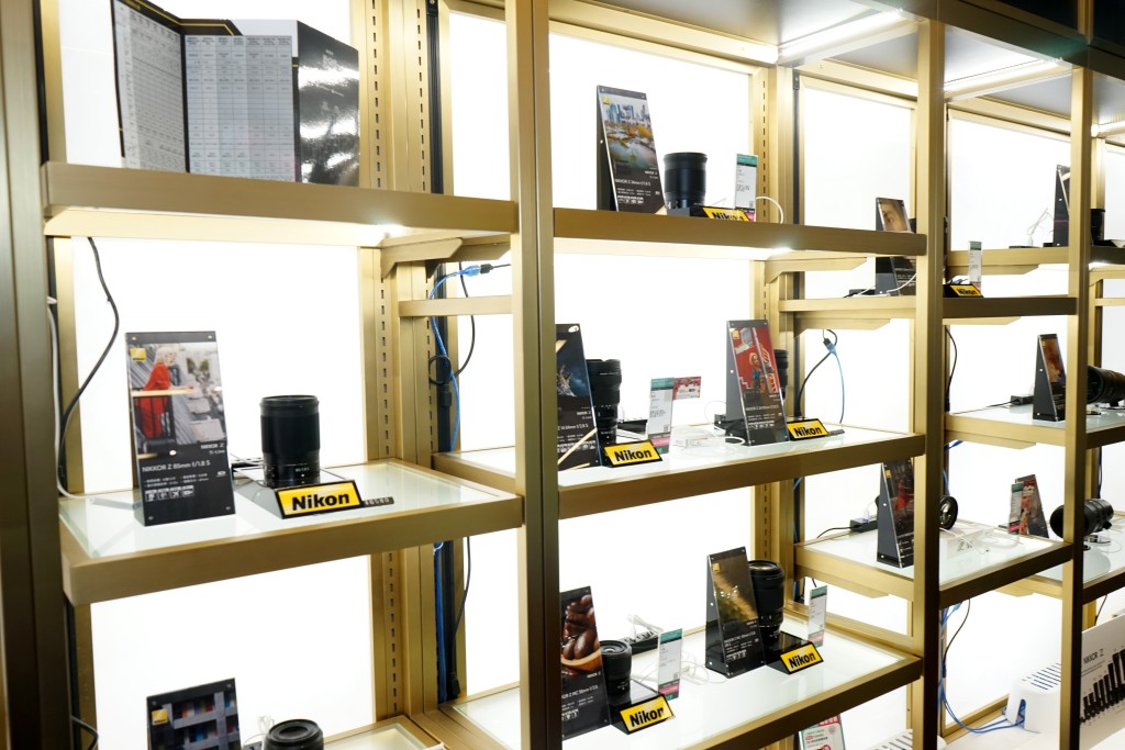 店内设有多个专区展示一系列Nikon相机及镜头。