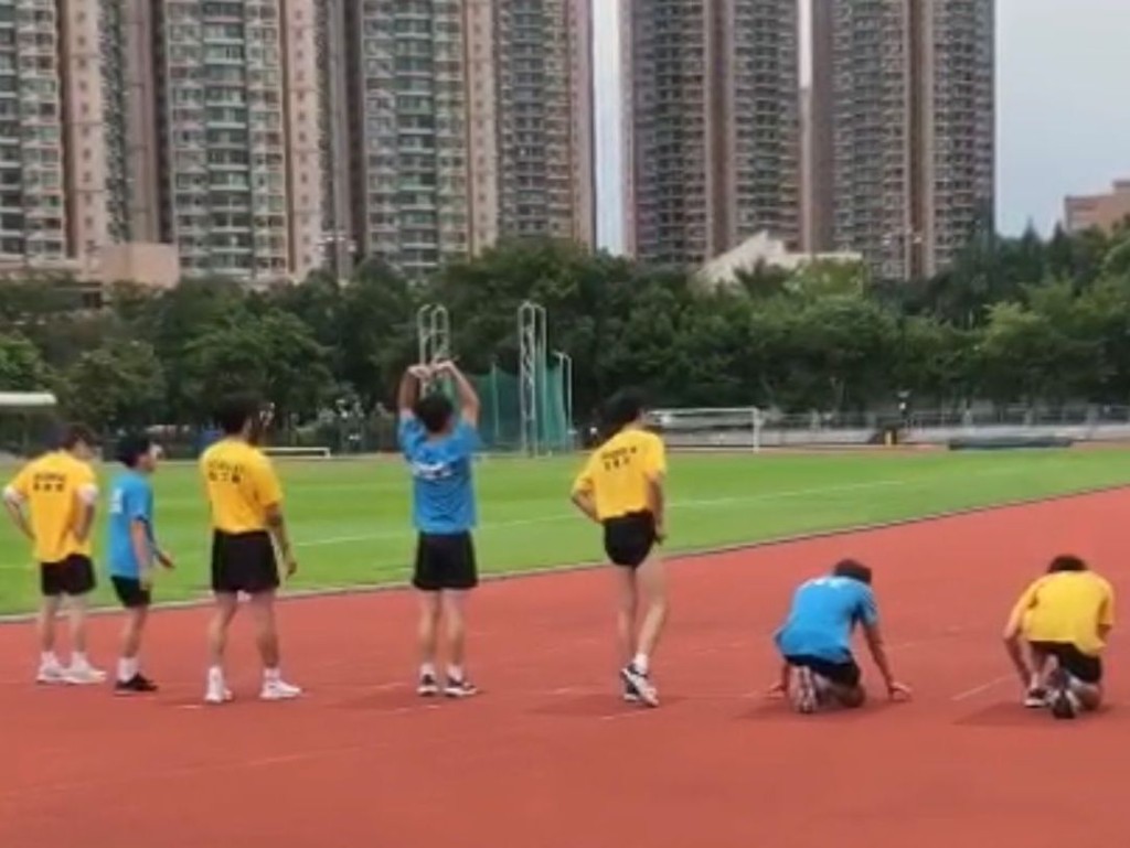 雙手比劃大心心。