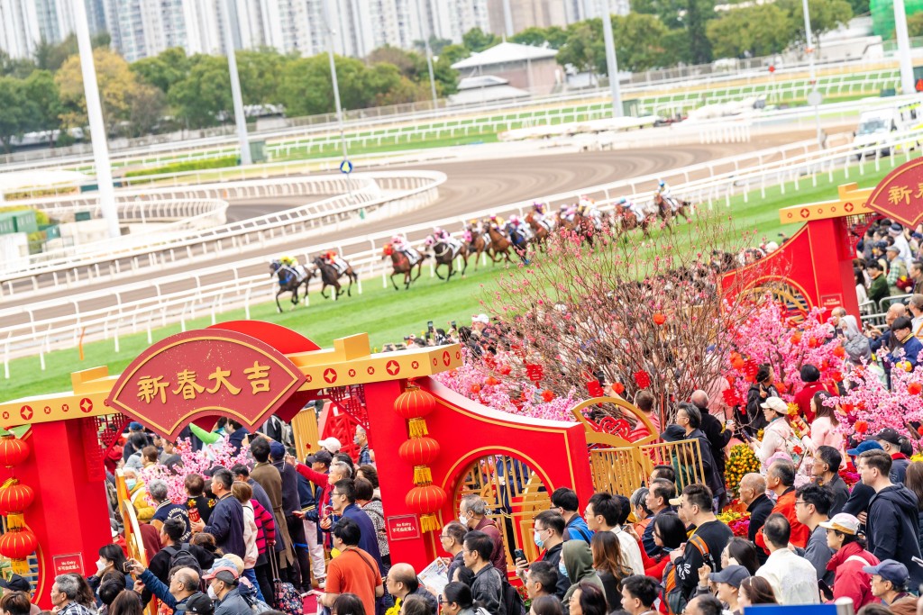 / 現場設有以奔騰賽馬及吉祥馬匹為主題的巨型打卡裝置。 