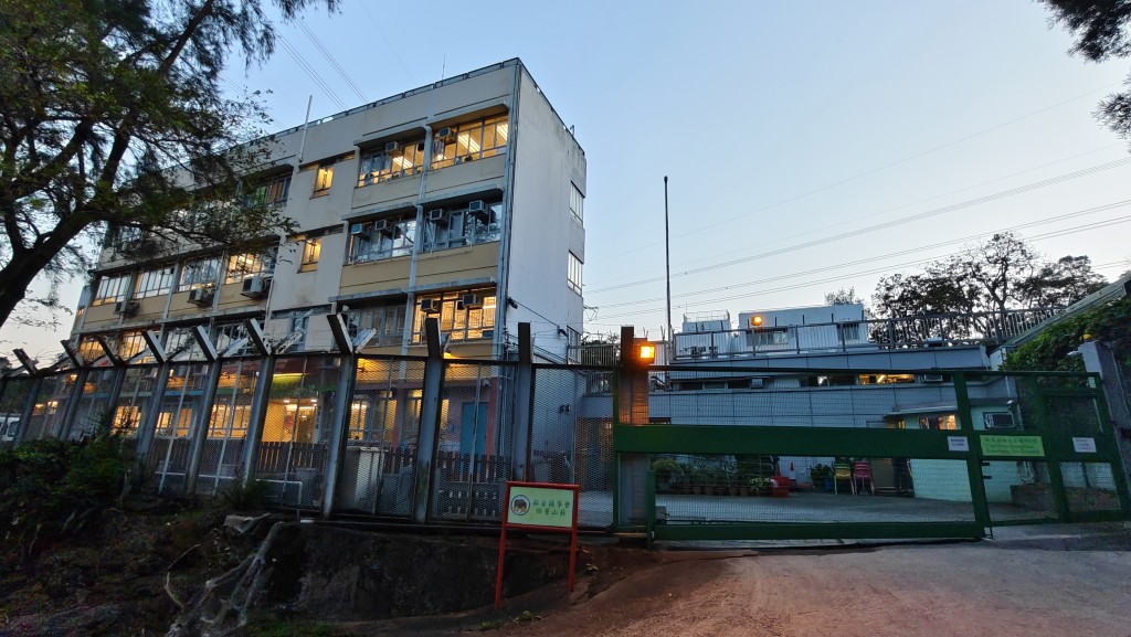 葵涌院舍風筒疑爆炸 男職員手傷送院。黃文威攝