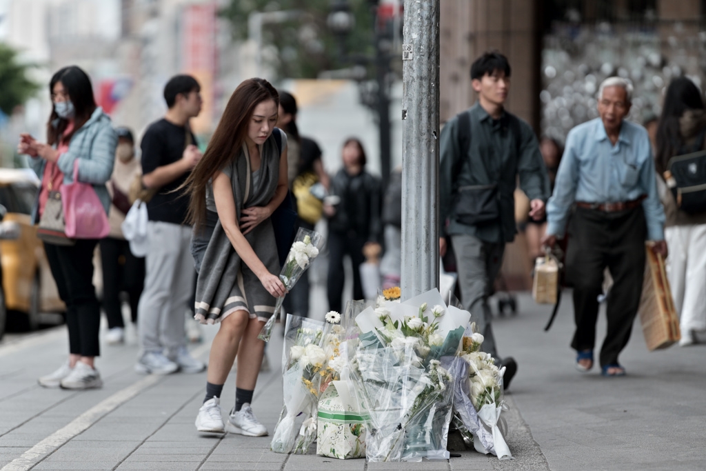 民眾上午自發前往獻花哀悼。 中時 民眾上午自發前往獻花哀悼。 中時