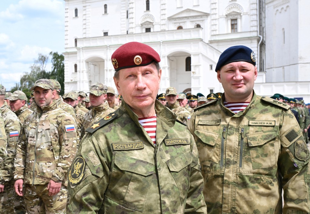 俄罗斯国民警卫队司令佐洛托夫（Viktor Zolotov）在克里姆林宫主座教堂广场等候普京讲话。 路透社