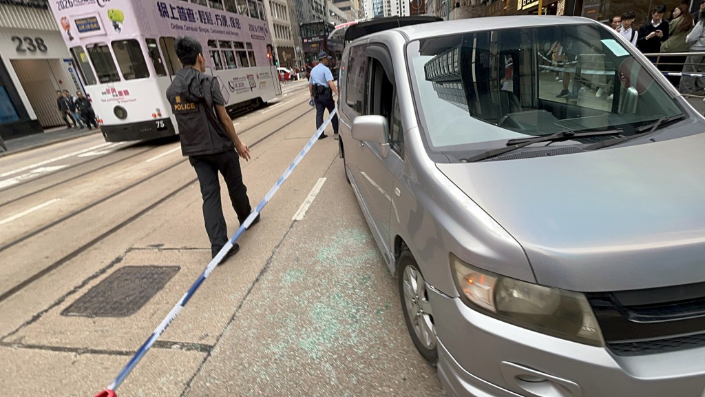 警方在附近截獲一輛私家車。資料圖片