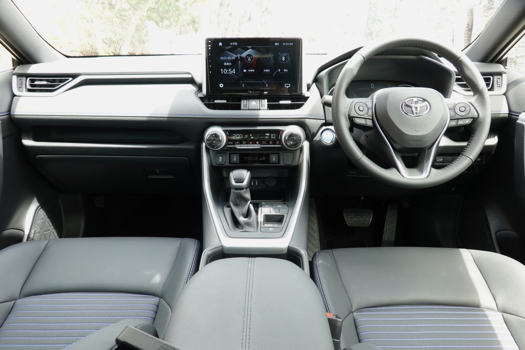 ●RAV4 Hybrid新版配有10寸轻触式屏幕，车身特别配上亮黑色配件，不过没有了天窗及真皮座椅（改为人造皮），配套不及2.0 Luxury版本（$333,390起）豪华。