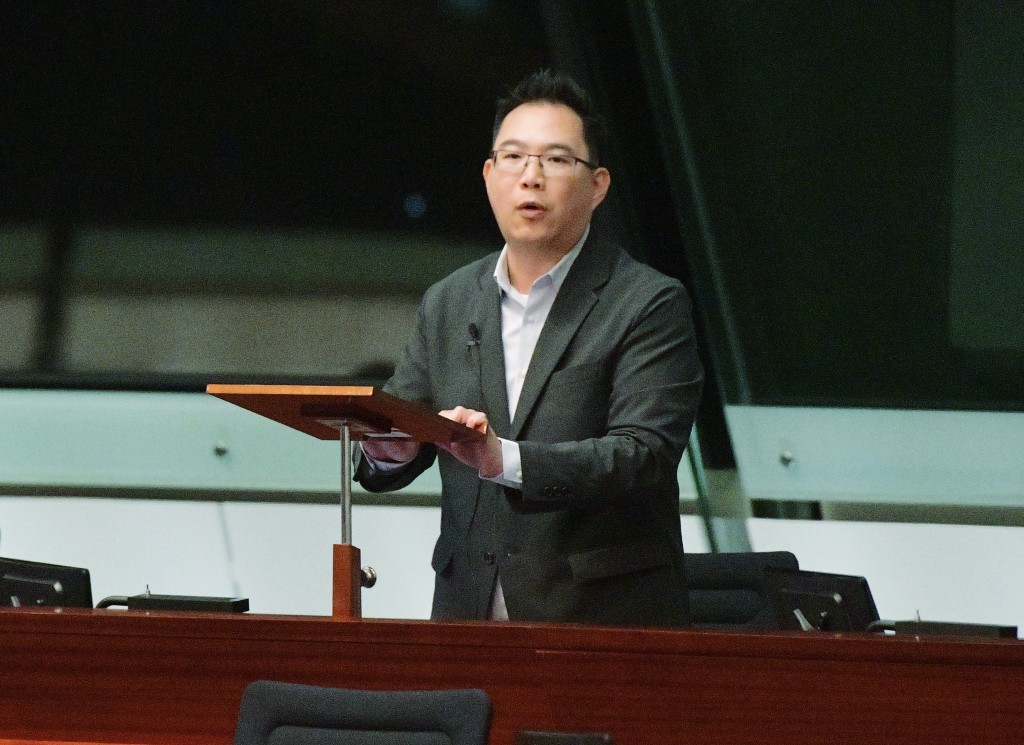 楊永杰就有代價不予檢控及打擊私煙措施提出質詢。 楊永杰就有代價不予檢控及打擊私煙措施提出質詢。