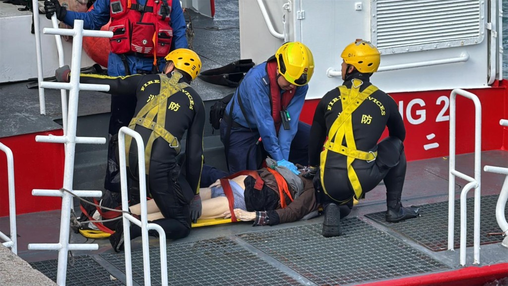 墮海男子被救上消防船。