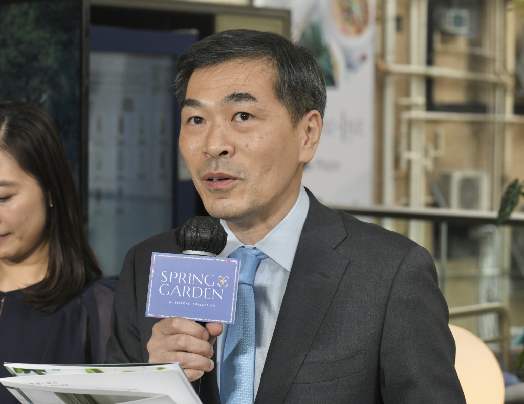 會德豐地產黃光耀表示,SPRING GARDEN至今錄1500認購登記,超額認購24倍。 會德豐地產黃光耀表示,SPRING GARDEN至今錄1500認購登記,超額認購24倍。