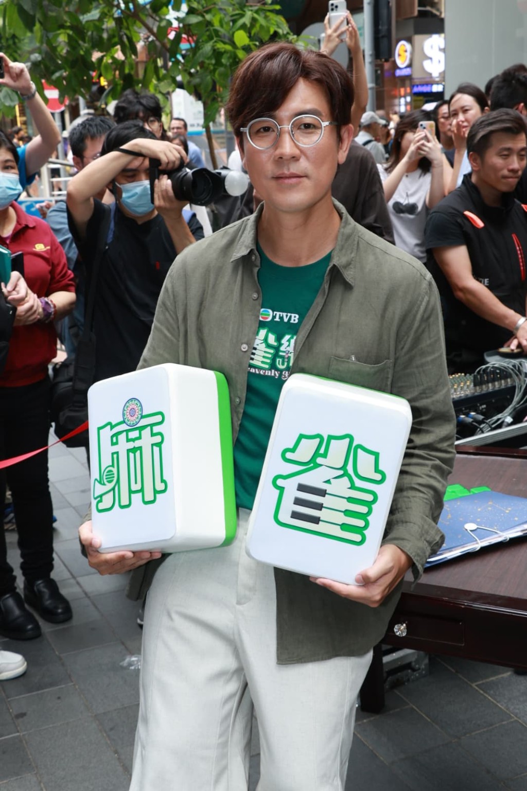 譚俊彥做夾心人，夾喺妻子、女兒中間，慨嘆左右做人難。