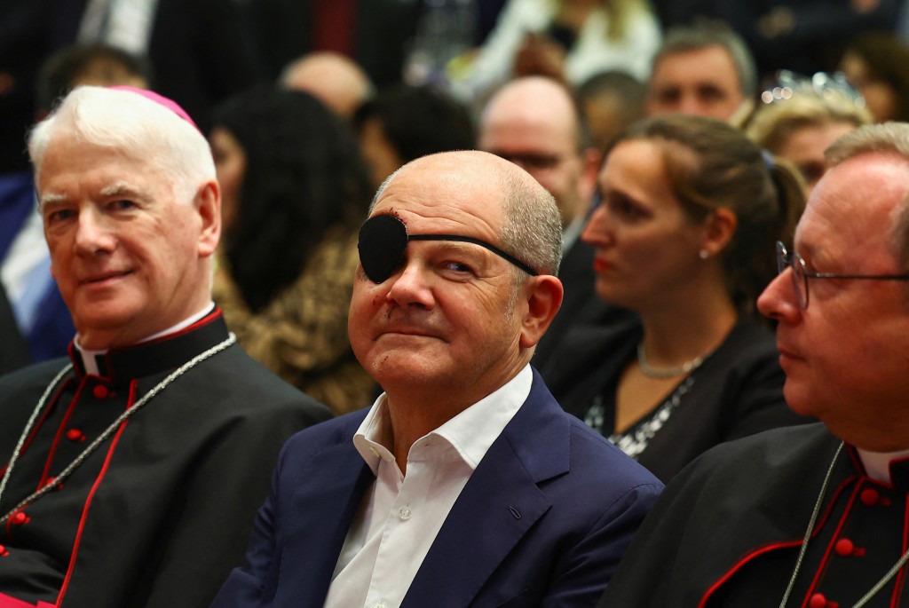 朔尔次戴眼罩出席年度天主教会活动。路透社
