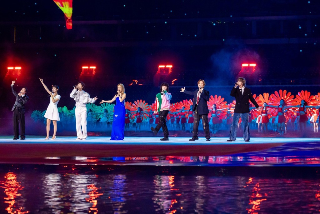 容祖兒以大師姐身份率曾比特等人上台。