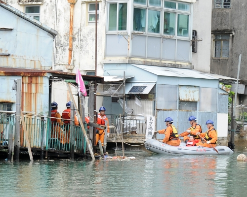 民安隊隊員在演練中用橡皮艇拯救被圍困的居民。