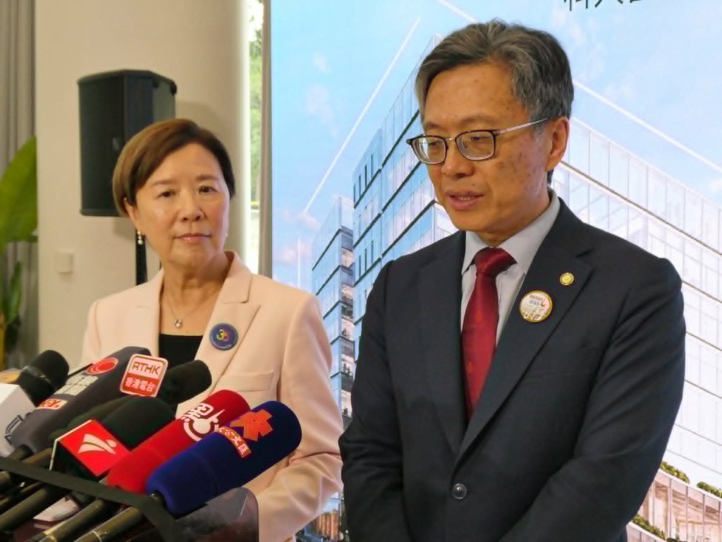 葉玉如（左）強調不會從港大和中大醫學院「挖角」，沈向洋（右）亦重申與另外兩間醫學院的關係非常好。