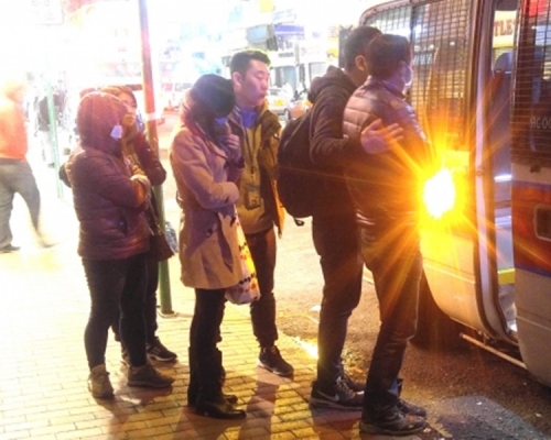 警方搗破深水埗麻雀賭檔,拘捕五名男女檢獲1400元賭款。警方圖片