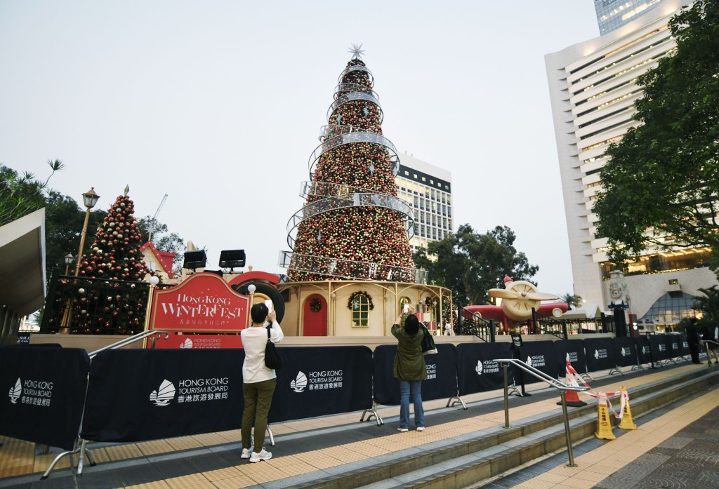 旅發局今日(10日)公布,設於中環皇后像廣場的「冬日小鎮·中環」今日起重開。 旅發局今日(10日)公布,設於中環皇后像廣場的「冬日小鎮·中環」今日起重開。