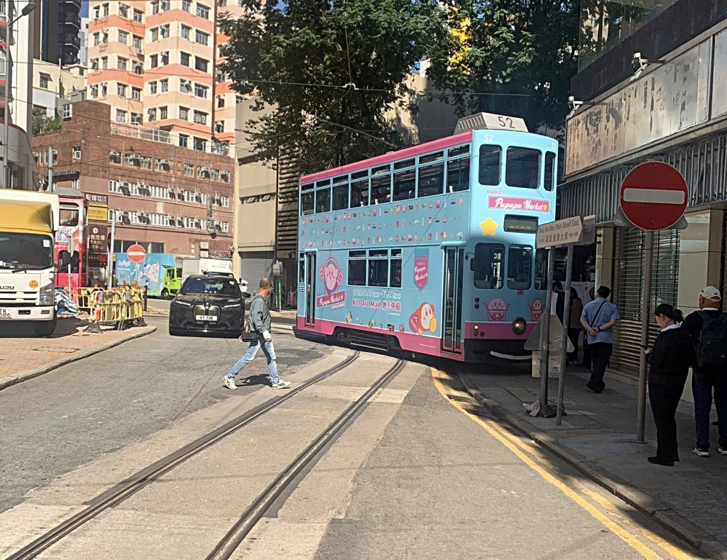 電車失控剷上行人路。fb:筲箕灣西灣河關注組 電車失控剷上行人路。fb:筲箕灣西灣河關注組