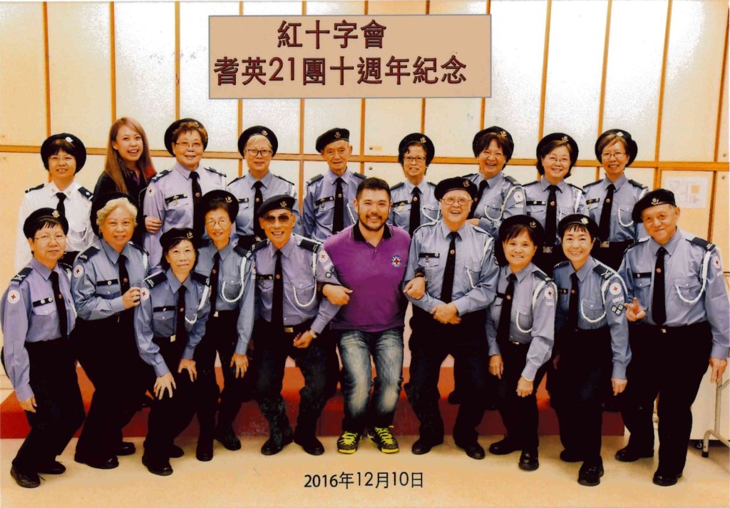 華烱(前排右四)一直熱心服務社區,參與香港紅十字會義工服務接近20年。(香港紅十字會提供) 華烱(前排右四)一直熱心服務社區,參與香港紅十字會義工服務接近20年。(香港紅十字會提供)