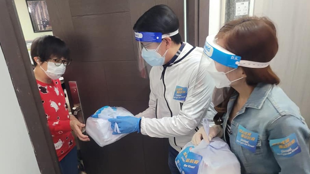陳克勤協助派發防疫服務包。陳克勤FB